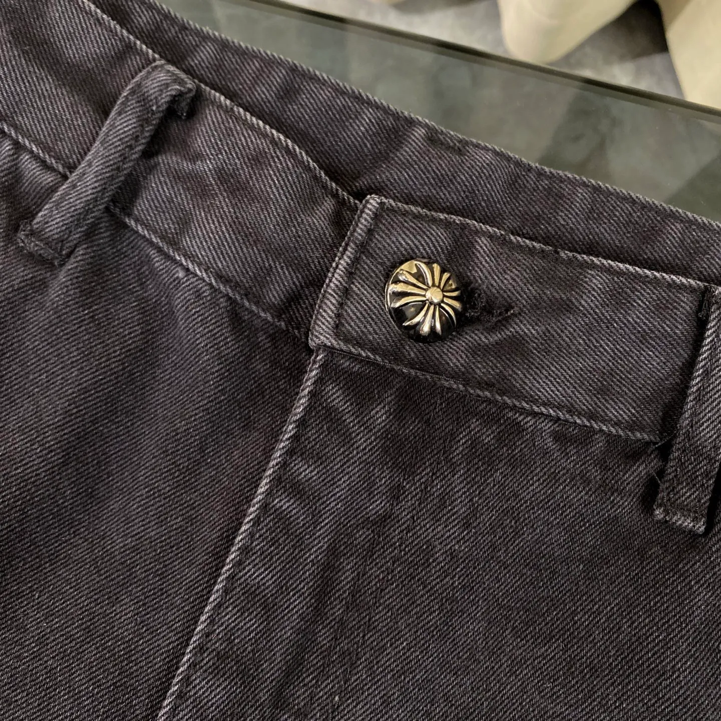P270 Chrome hearts Chrome hearts Miami limited edition star black work jeans logging pants Chrome hearts city limited jeans Hardware customization Original development vintage levis American-made 501 black and gray base version Levi's American-made 501 base version Imported sheepskin 925 silver jewelry remake [Top heavy industry fashion design] Consistently high-street luxury style. Speaking of this style, the Zangyin family and GU family are definitely the leading representative brands. Especially the Zangyin family has really achieved a state-of-the-art effect in creating high-street style. The unique washed material is used to create this style. The color system is already quite eye-catching. After it is decorated with patchwork cross flowers, it cleverly highlights the charm of the brand. Secondly, this style uses classic The high-waist cutting design highlights the long legs and fashionable temperament of the upper body. The brand is highly recognizable and the slim fit configuration is more suitable for daily wear. It is a product that interprets personality, fashion, and specifications at a glance. This single product is enough to make any fan excited. It can be a white T-shirt for a youthful college style, or a tight suspender for a royal style. It has strong matching ability and can be easily controlled by men.  [Materials and craftsmanship] Needless to say, this point goes without saying. As an excellent craftsman brand, Zangyin’s requirements for details and craftsmanship are really perfect. The washed color of this model has gone through so many processes, not to mention the embellishment of denim appliques. It is also purely hand-made and sewn. Just like what they believe in, only hand-made things have soul and have the meaning of wear. A top-notch heavy-duty fashionable denim item, I look forward to your perfect interpretation! ! Color: black Size: 30-36